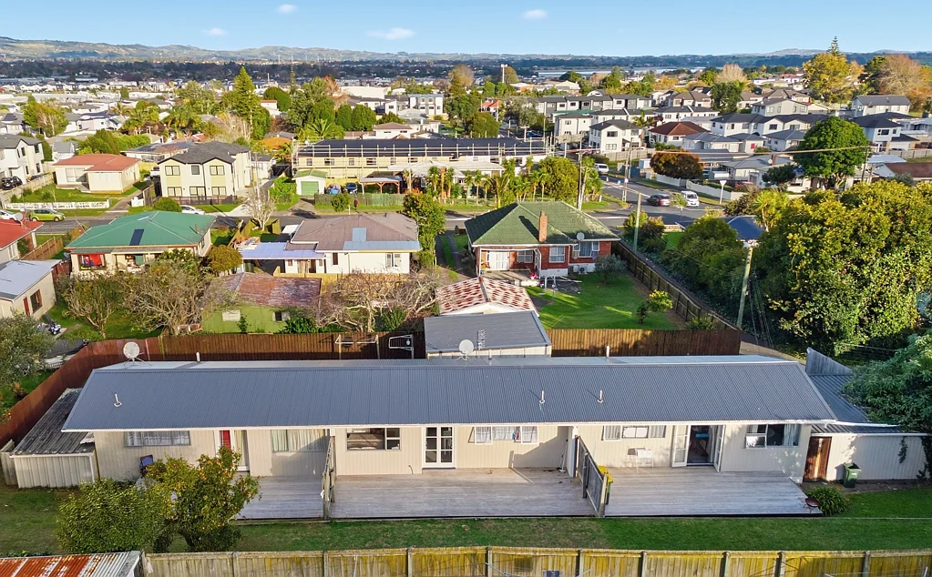 Manurewa 6 Slaapkamer 3X RENTAL UNITS - SOLID RETURN & GUARANTEED INCOME