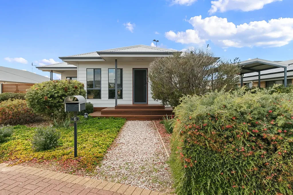Ardrossan 3कमरा Immaculate Modern Home with Shedding, Outdoor Living and Sea Glimpses
