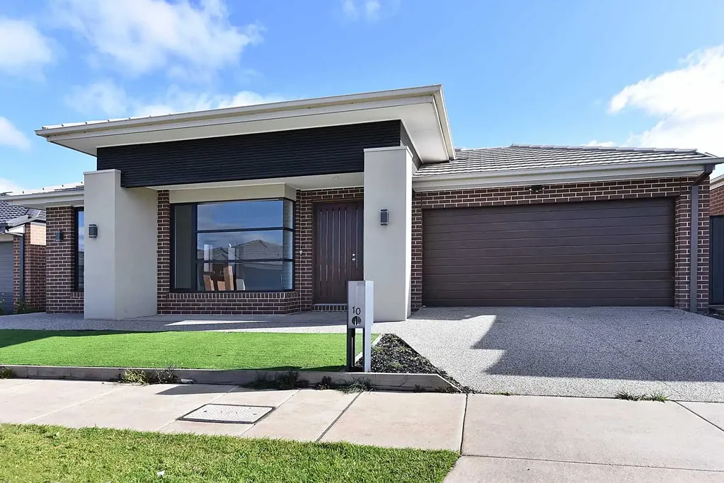 Spacious 4-Bedroom Family Home with Theatre Room & Open Plan Living