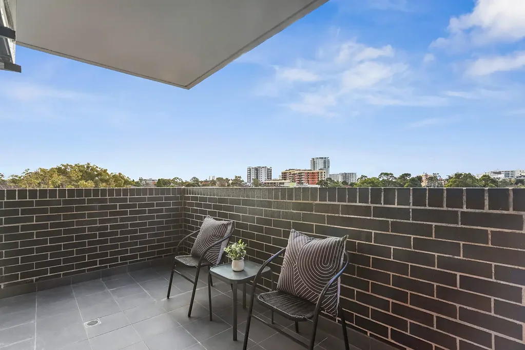 Strathfield 2房 现代公寓，北面景观，中心地段，宽敞客厅，升降式阳台，燃气厨房，内置衣柜，主卧步入式衣橱，安全停车位，便利至极。 Boutique apartment in the heart of Strathfield