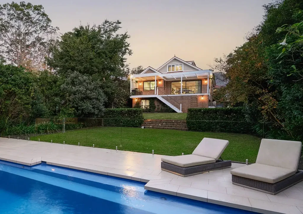 Gordon 6Habitaciones Sophisticated Character Home in a Coveted Walk-to-Rail Setting