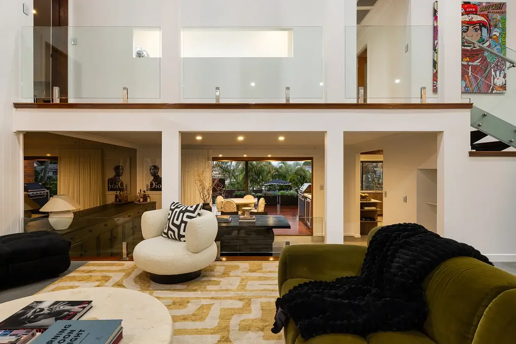 Southport 3બેડરૂમ An Elevated Entertainer's Paradise with Architectural Flair