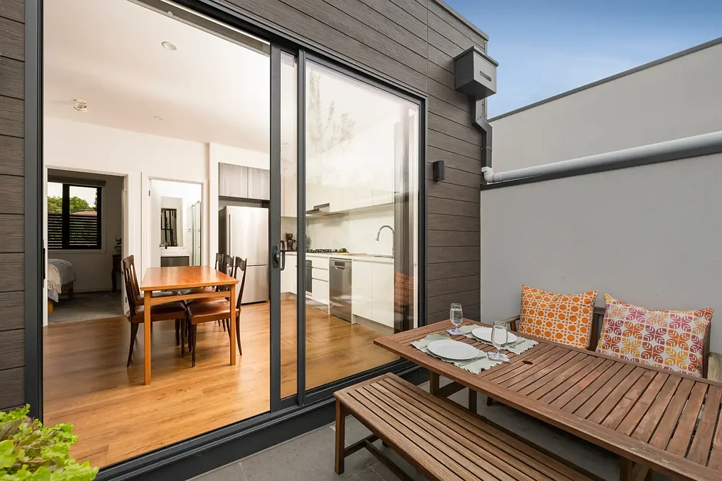 MODERN LIVING IN ENVIABLE LOCATION