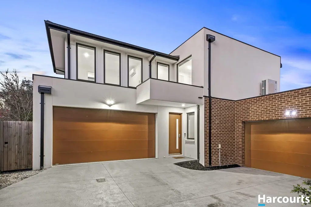 Ferntree Gully 4房 3年房龄精装 双拼四卧 家庭住宅 226平米后院 2.7米高天花板 优质木地板 石制台面厨房 岛台不锈钢电器 主卧套间步入式更衣室 无限燃气热水器 水罐 优越地理位置 3 Year Old Immaculate Family Home