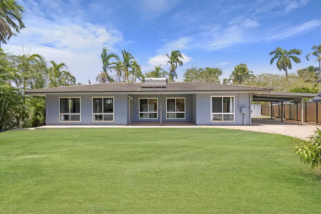 Leanyer 3બેડરૂમ CHARMING GROUND LEVEL HOME IN DESIRABLE LOCATION