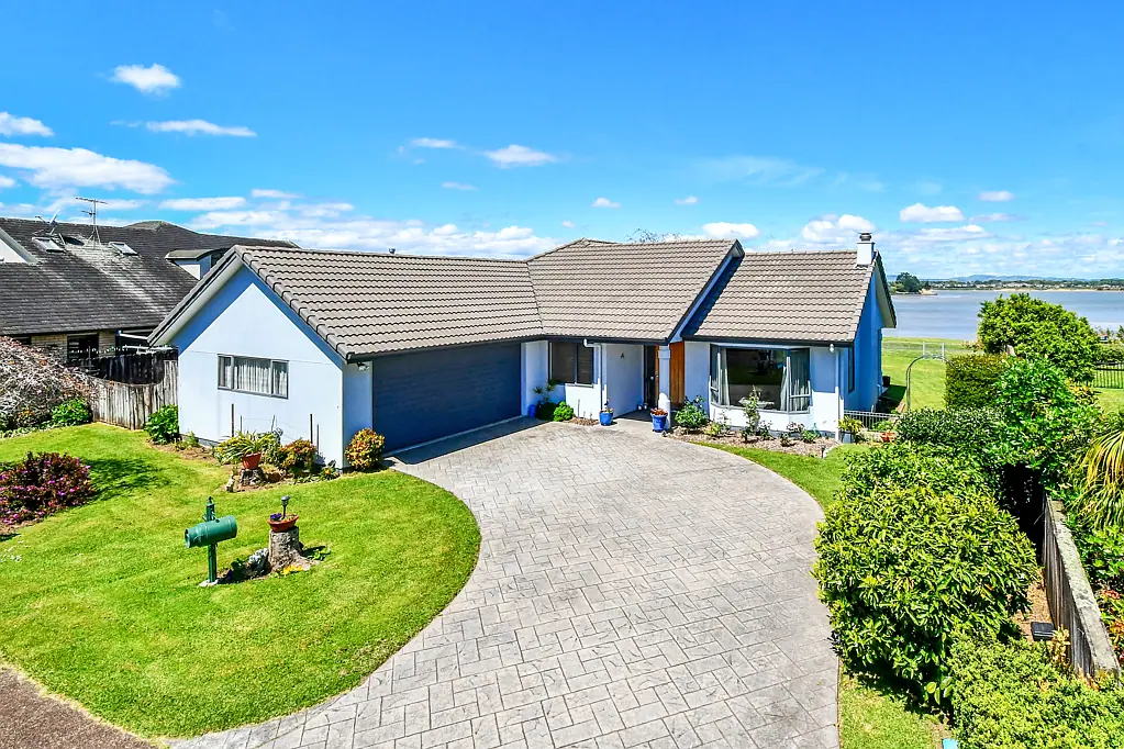 Wattle Downs 4ਬੈੱਡਰੂਮ Treasured Waterfront Home!