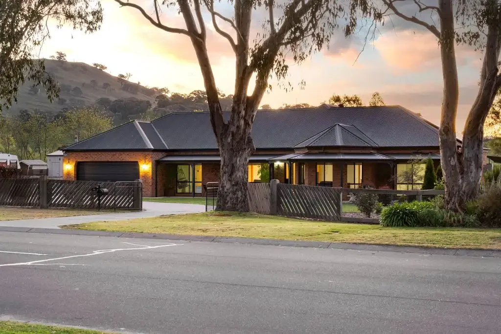 SPACIOUS FAMILY LIVING - COMPLETE WITH POOL & POWERED SHED