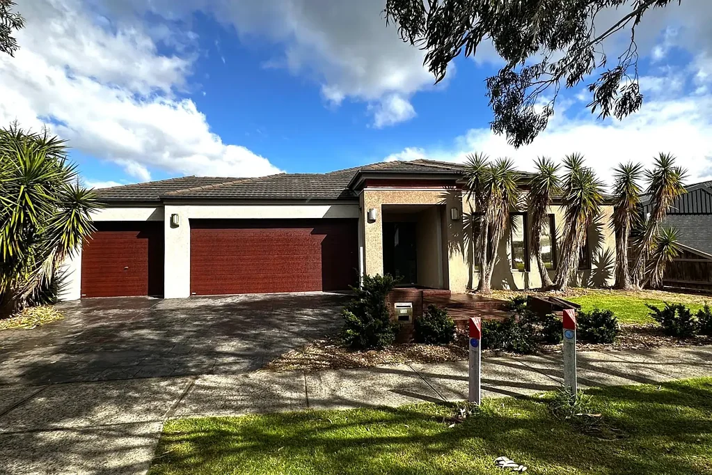 LARGE MODERN 4 BEDROOM - 3 LIVING - 3 GARAGE HOUSE IN CRANBO
