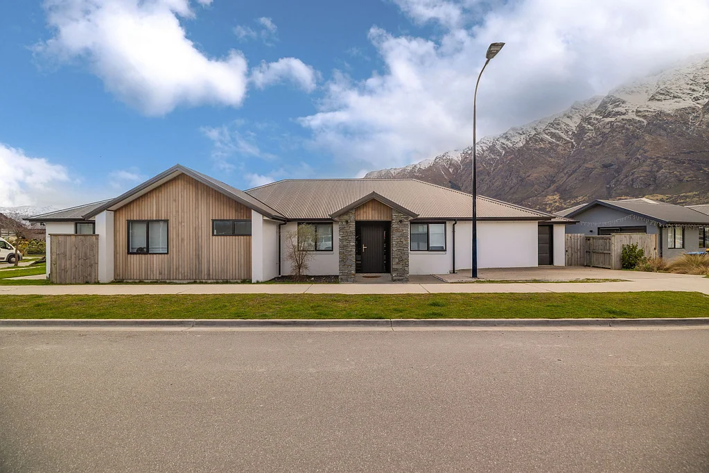 Jacks Point 4Kwarto Modern home and income in Hanley's Farm