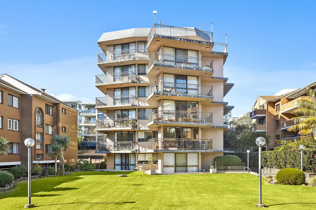 Wollongong 3房 三室户型宽敞 324平土地面积 高级安保公寓 流畅低维护空间 自然采光充沛 独家屋顶露台 海景悬崖景观 海岸环境优越 步行滨水步道 餐饮场景丰富 Sun-filled and stylish penthouse living