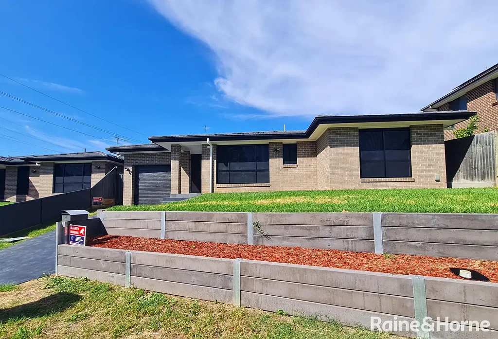 BRAND NEW THREE BEDROOM FAMILY HOME IN INGLEBURN FOR LEASE!