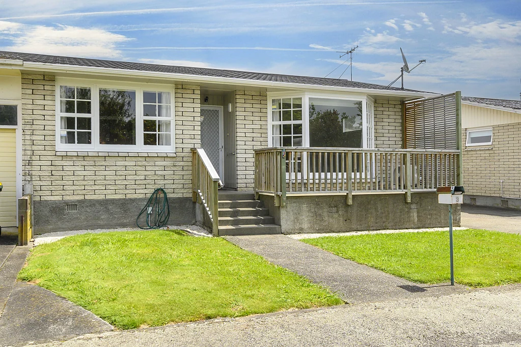 Levin 2 Bedroom Sunny Spacious and Brick