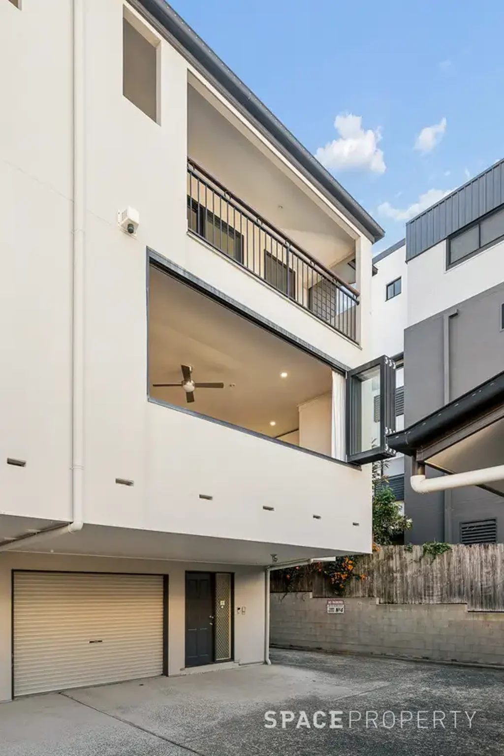 Lutwyche 3कमरा Spacious Tri-Level Townhouse with City Views in a Prime Lutwyche Location
