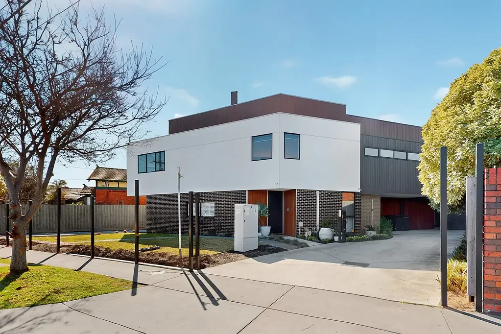 Townhouse living in the Golden Triangle with Private Roof Top