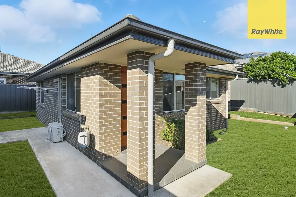THE BEST GRANNY FLAT WITH STREET ACCESS AND NBN INTERNET