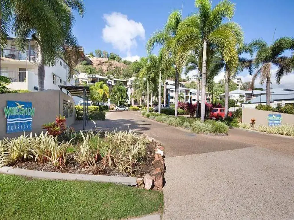 CITY LIVING & CLOSE TO THE BEACH!
