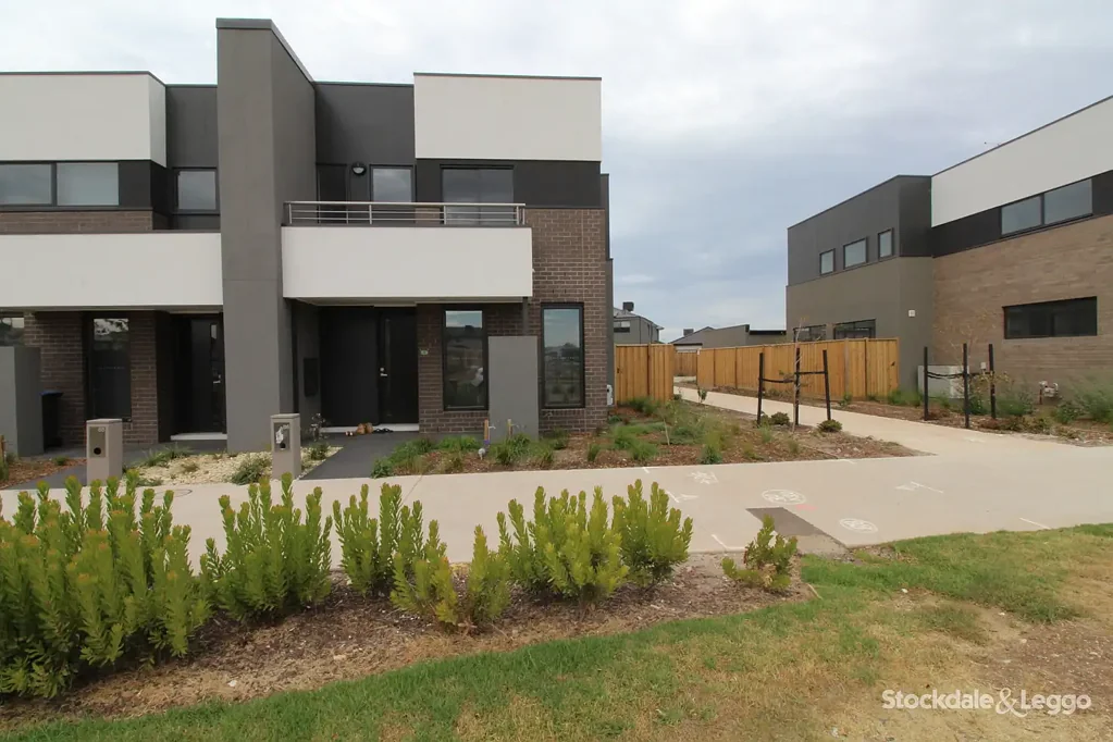 4 BEDROOM MODERN TOWNHOUSE FOR RENT IN POINT COOK!