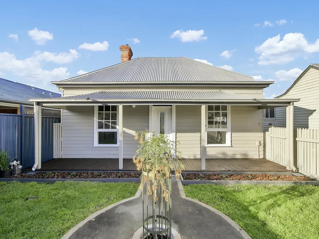 Bairnsdale 3ห้องนอน DOWNTOWN CHARM