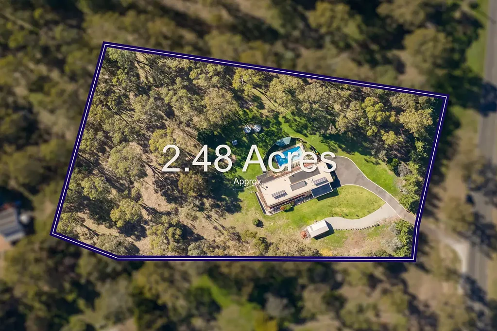 Sunbury 4 Bedroom Architectural Presence on 2 ½ Acres (Approx.)