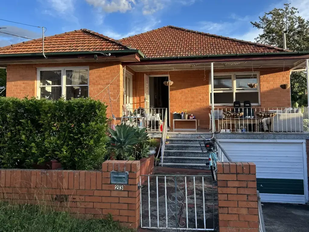 Large Room Available - Highgate Hill