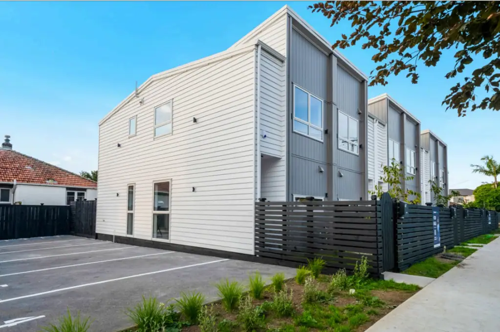 Papatoetoe 2房  CCC and Titles Issued 2 Bed + Study - Modern Living in Prime Papatoetoe