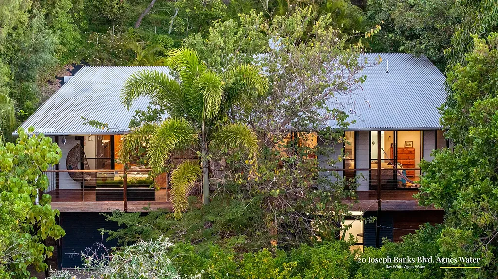 Agnes Water 5 Bedroom 5 BEDROOMS, DUAL LIVING HOME, ACROSS THE ROAD FROM BEACH ACCESS
