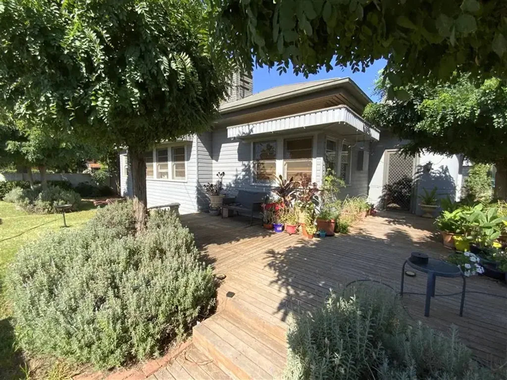 Forbes 2Zimmer Private and Stylish Corner Home in Sought-After South Forbes