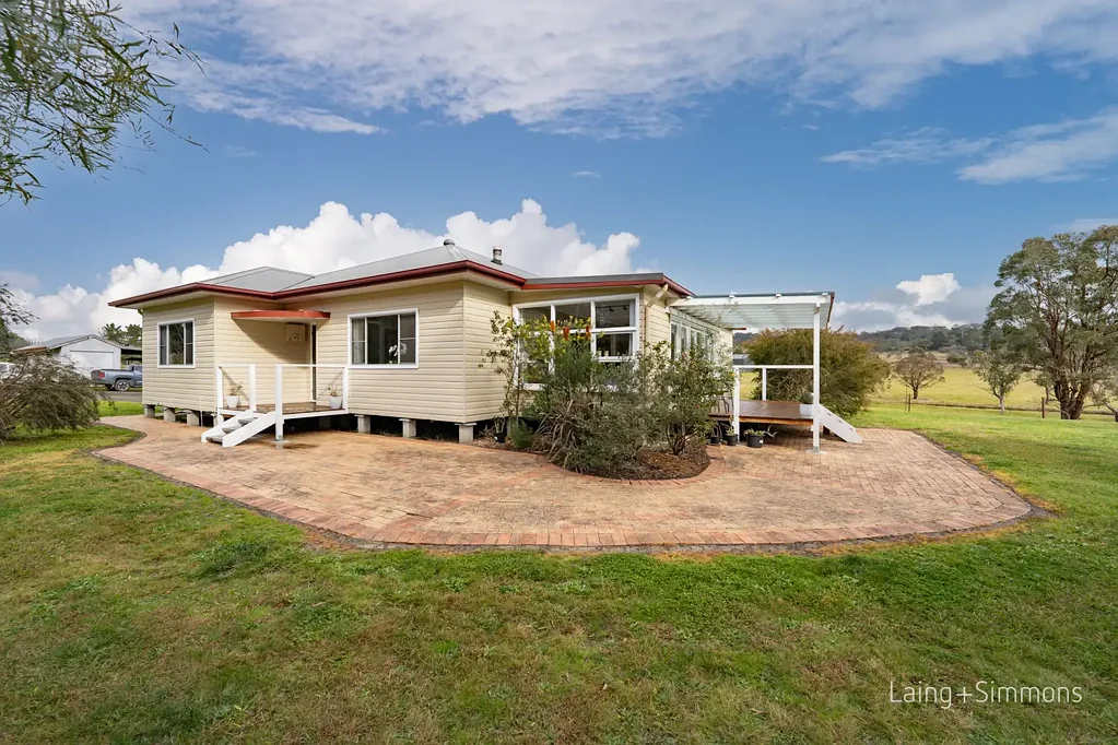 Armidale 3 Bedroom Rare Acreage Opportunity Just Minutes from Armidale's Centre