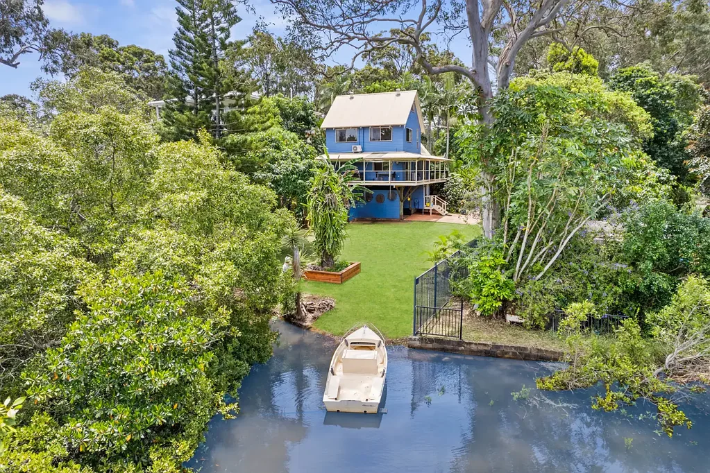 Macleay Island 2ਬੈੱਡਰੂਮ Waterfront Three-Storey Cottage