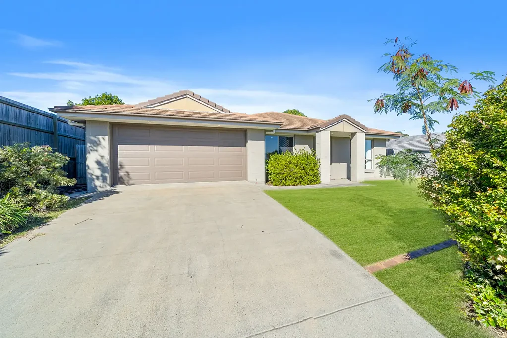 Beaudesert 4ห้องนอน OVERSIZED LOW-SET BRICK & TILE FAMILY HOME IN PRIME LOCATION WITH LARGE 726SQM BLOCK - CLEAR INSTRUCTIONS HAVE BEEN GIVEN, THIS HOME WILL BE SOLD!