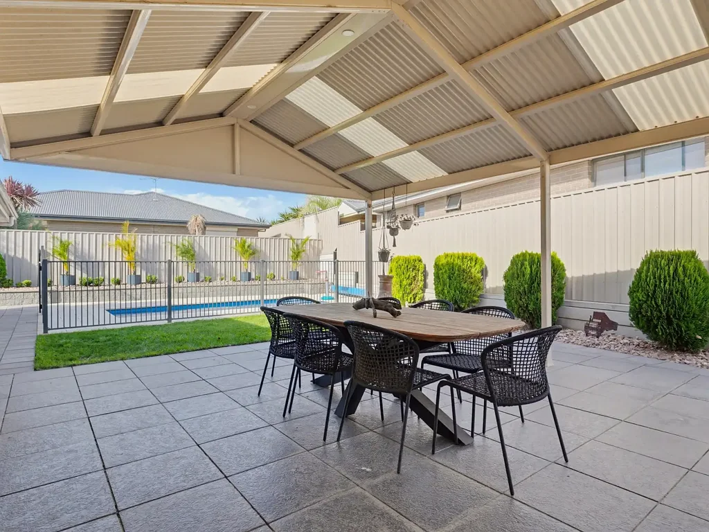 Seaford Rise 4房  Family Entertainer with Poolside Living in the Coast Estate