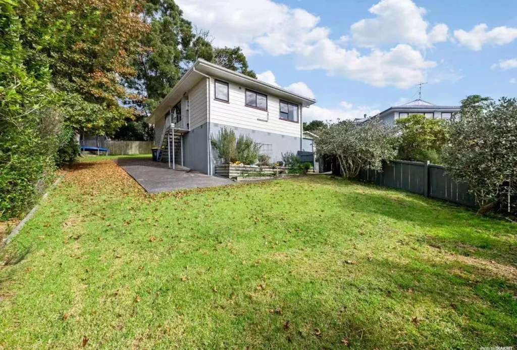 It is a lovely family home, tuck in the back this quiet 3 bedrooms house with one bathroom.