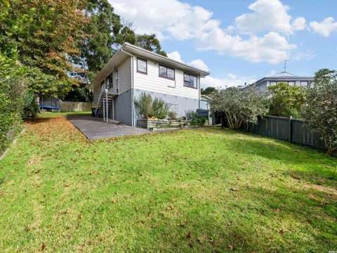 It is a lovely family home, tuck in the back this quiet 3 bedrooms house with one bathroom.