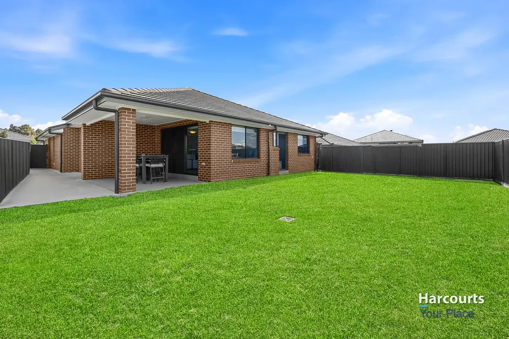 Silverdale 4房 宽敞的家庭生活空间，设有多个起居区和一个巨大的后院 Spacious Family Living with Multiple Living Areas & a Huge Backyard