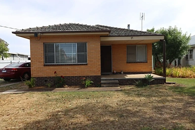 Pyramid Hill 2Zimmer Classic Brick Home with great Shedding