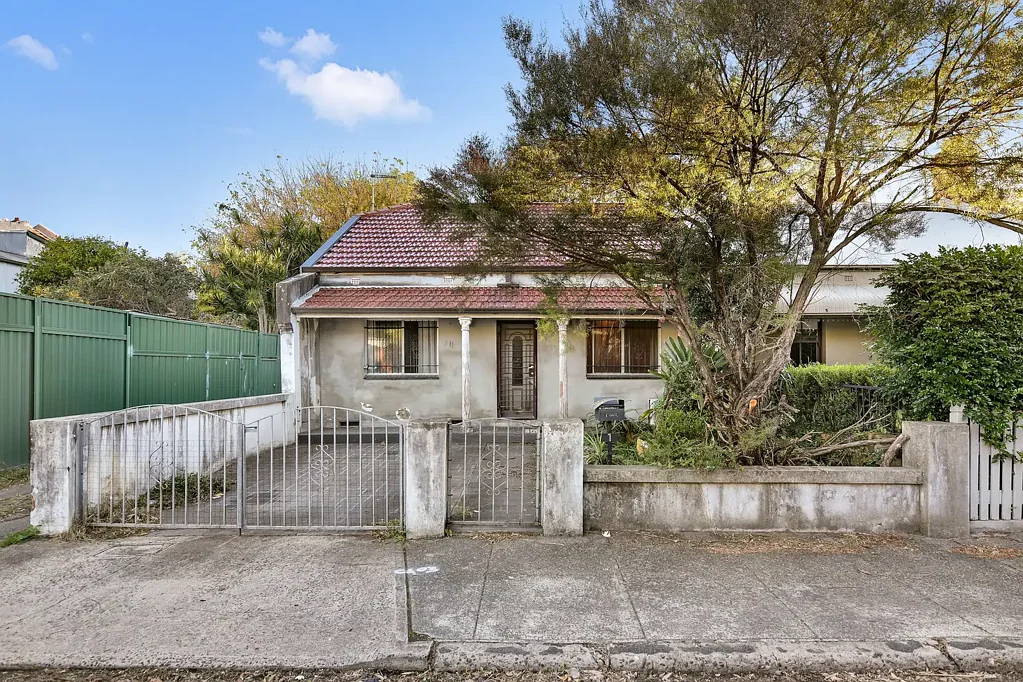 Newtown 3 Bedroom Hidden Treasure in Lifestyle Location with Potential to Shine