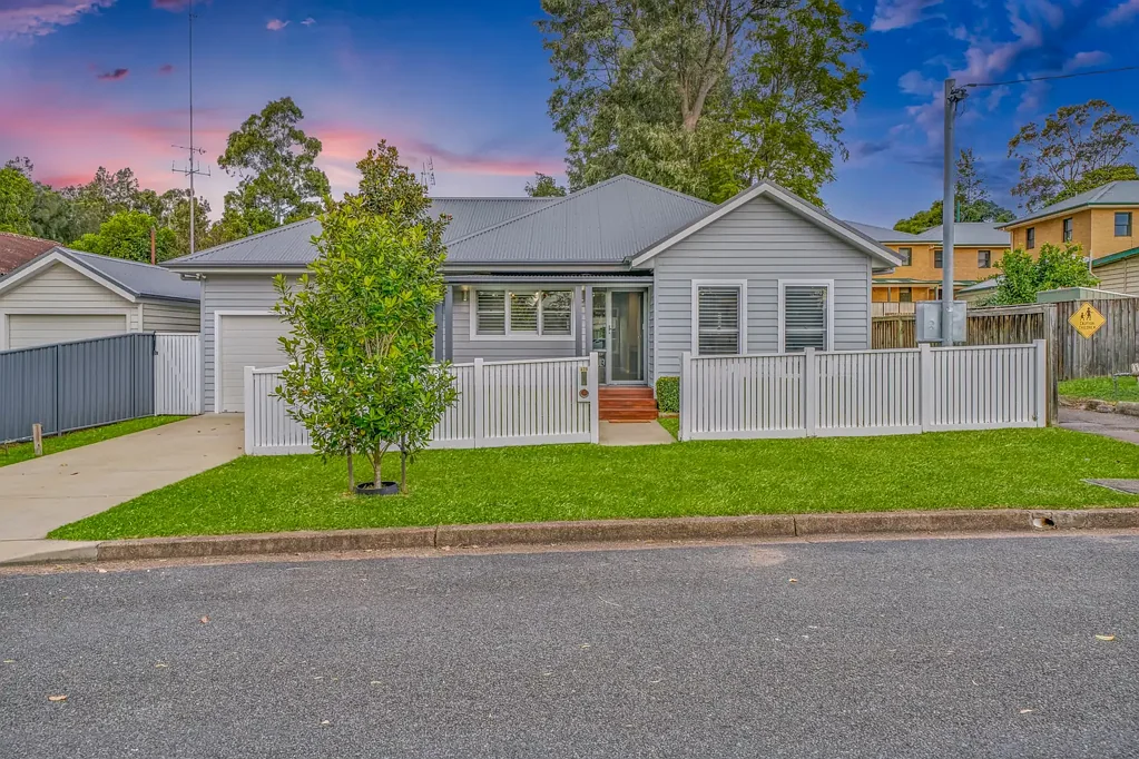 NEAT AS A PIN & READY TO MOVE IN!!