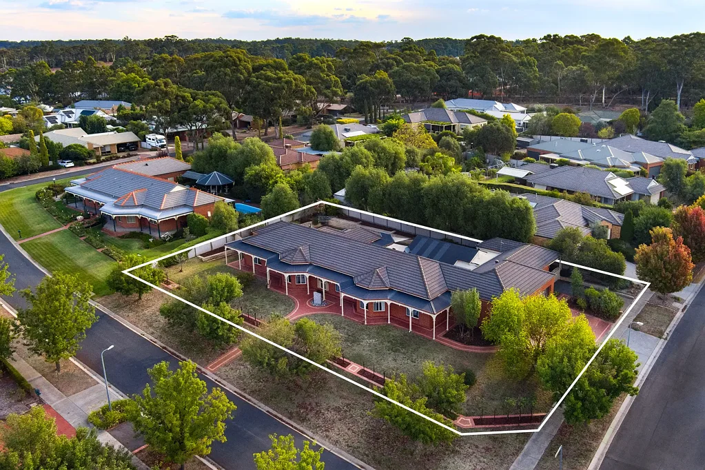 Castlemaine 5 Bedroom Elegant modern homestead with generous living spaces and room for 4 cars!