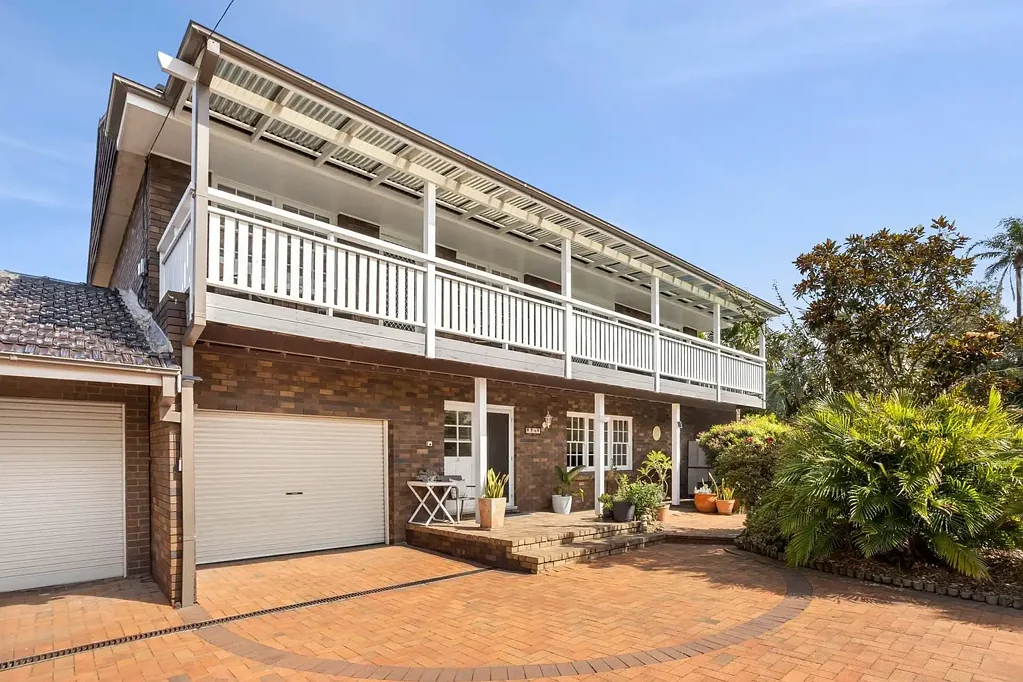 Collaroy 4कमरा Family Home of Potential on Generous Corner Block with Compliant In Ground Pool- Move in for Christmas or before the School year