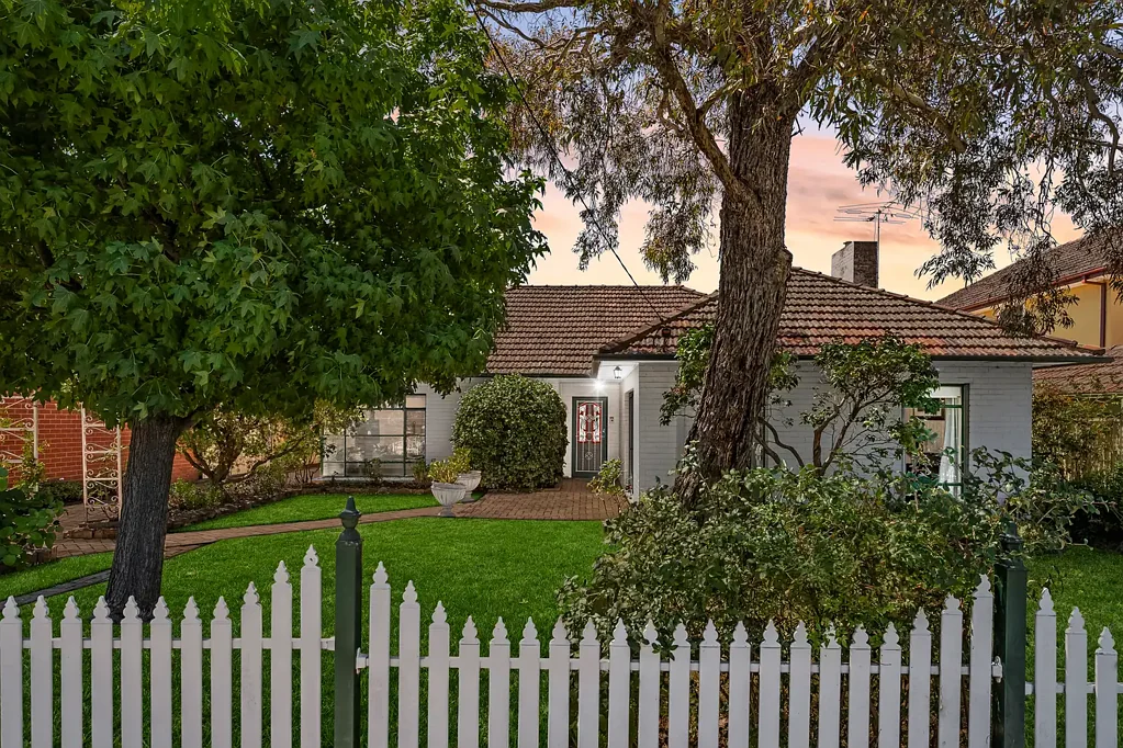 16 Carnarvon Road, Strathmore, VIC 3041
