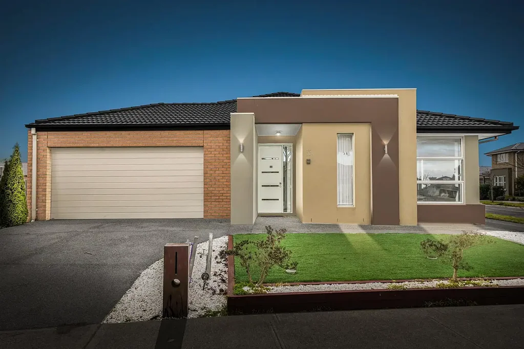 Wyndham Vale 6 Bedroom Spacious 6 Bed Family Living in heart of Wyndham Vale!
