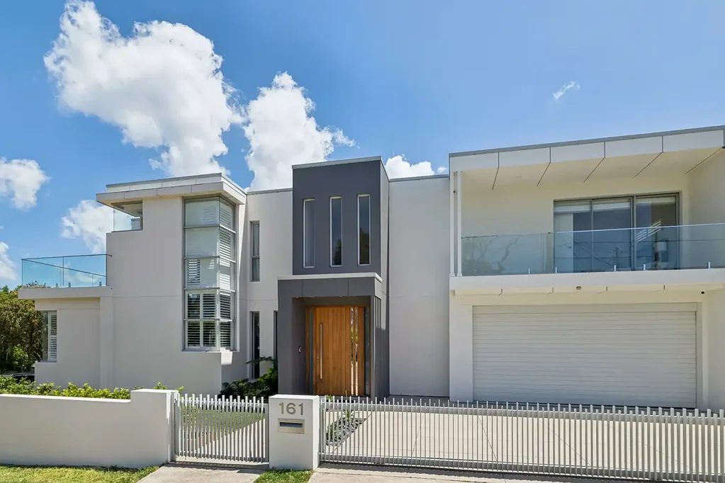 Connells Point 4房 宽敞开放空间 光线充足装修 私密木制露台 超大食品储藏 水滴形岛屿厨房 四卧套间浴室 全瓷砖浴室 无边框淋浴 风管空调壁炉 水景角地块 双车库书房 Sleek, contemporary luxury with prestige address