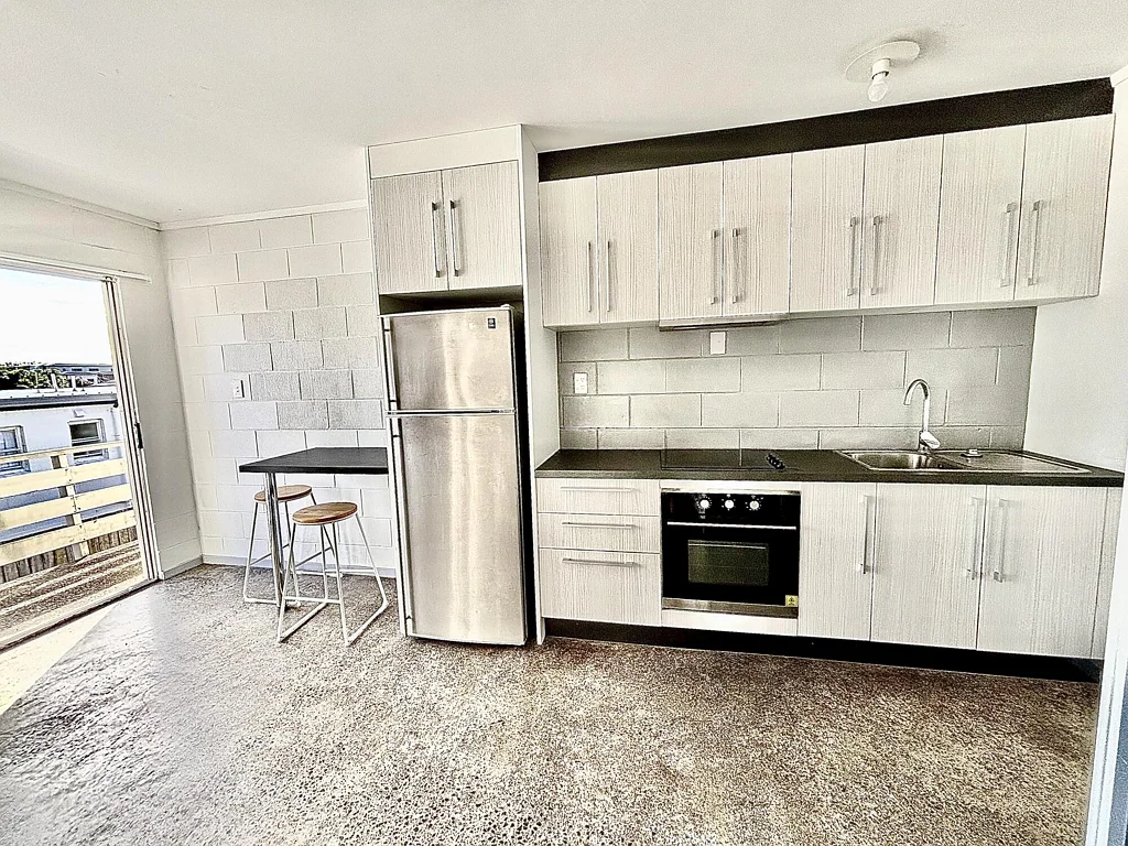 Spacious 1 bedroom, 1 bathroom with allocated 2 off-street parking