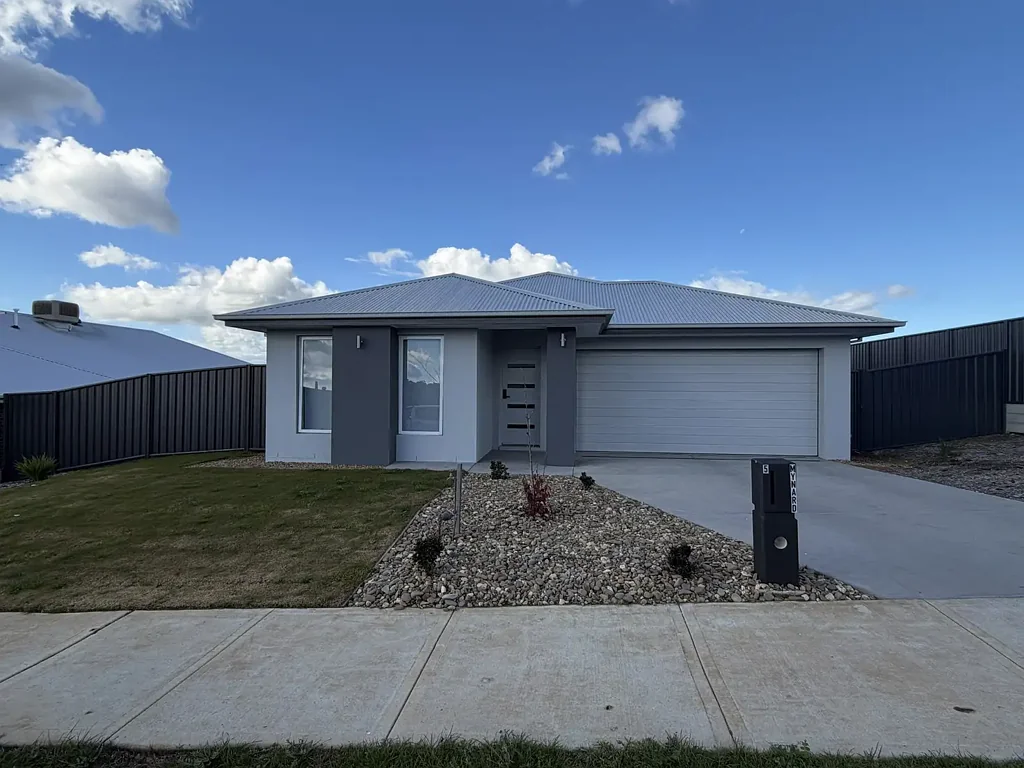 Modern 4-Bedroom Family Home in Popular Leneva Estate