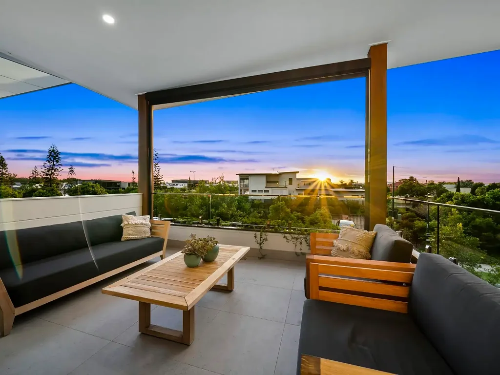 Pelican Waters 4कमरा MODERN ELEGANCE WITH STUNNING WATER VIEWS