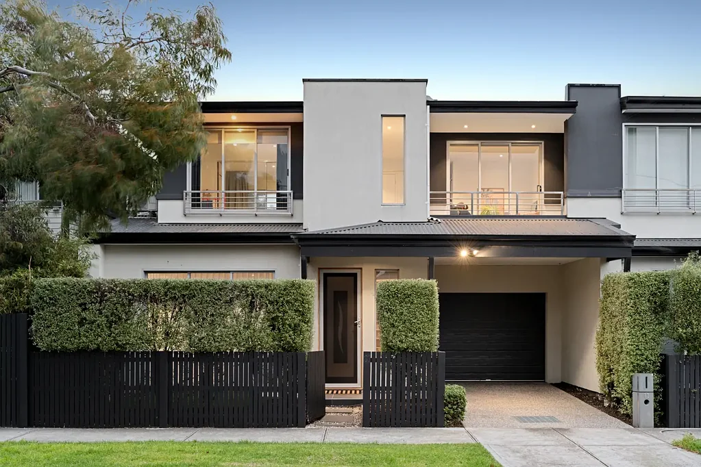 Newport 3 Slaapkamer Light-Filled Family Living with Street Frontage