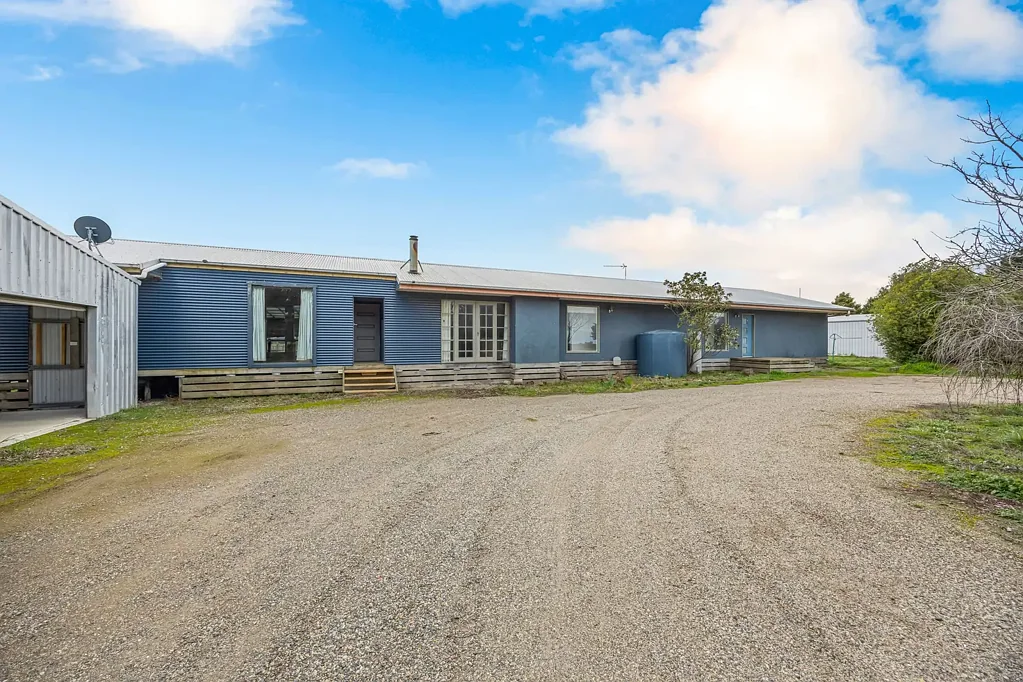 Entertainers Dream with Plenty of Shedding-Approx 6.1 acres