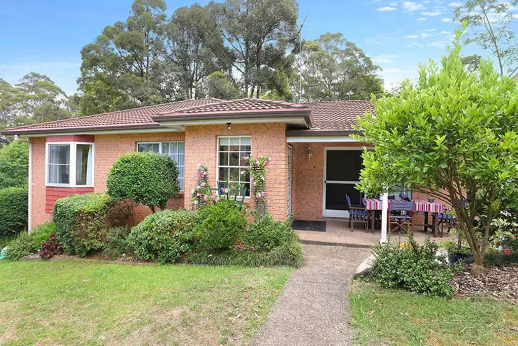 Spacious and beautifully presented villa surrounded by lovely gardens, in a great location!