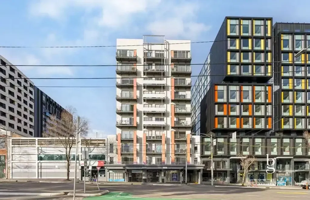 FULLY FURNISHED APARTMENT-WALK TO MELBOURNE UNI & RMIT