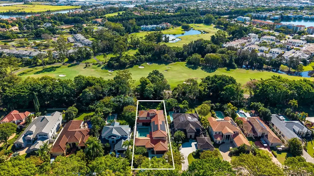 Hope Island 6غرفة نوم Landmark golf front home in a premier location!